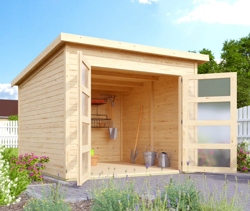 Gartenhaus aus Holz mit geöffneten Türen. Die Türen haben jeweils vier Lichtausschnitte und innerhalb des Hauses sind Gartenutensilien zu sehen.