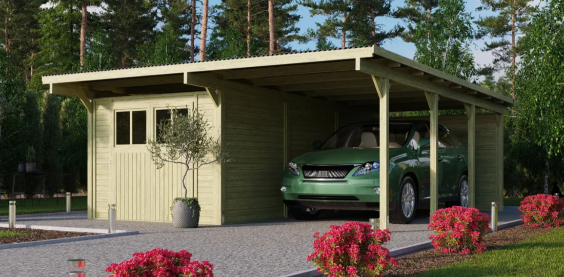 Ein grünes Auto steht unter einem Holzcarport mit integriertem Abstellraum.