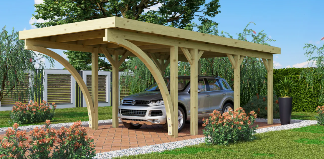 Ein silberner Volkswagen steht unter einem Einzelcarport aus Holz.