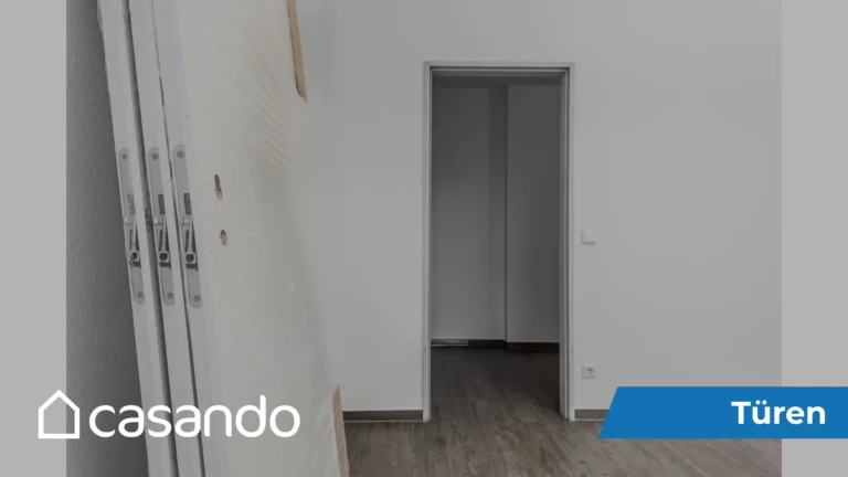 Eine weiße Innentür auf gealtertem Holzfußboden mit dem Logo der casando Türen Landingpage sichtbar.