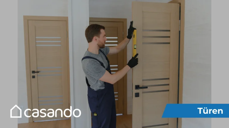Mann benutzt eine Wasserwaage, um eine leichte Holztür einzubauen, mit dem Logo von casando Türen im Hintergrund.