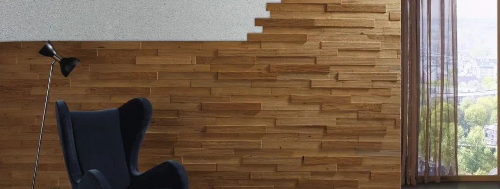 In einem harmonisch gestalteten Raum befindet sich ein moderner schwarzer Sessel. Neben dem Sessel steht eine hohe Stehlampe mit einem schwarzen Lampenschirm, die dezente Beleuchtung verleiht. Die Wand des Raumes besteht aus zwei unterschiedlichen Hälften: Die untere Hälfte zeigt eine steinartige Textur, während die obere Hälfte mit einer Holzverkleidung versehen ist, die an traditionelle Wandverkleidungen erinnert. Auf der rechten Seite des Bildes befindet sich ein Fenster, durch das man ins Freie blicken kann. Dort sind Teile eines Grüns zu sehen sowie ein teilweise sichtbares Gebäude im Hintergrund. Der Raum vermittelt eine ruhige und zeitgemäße Atmosphäre durch die Kombination moderner Möbel und natürlicher Materialien.