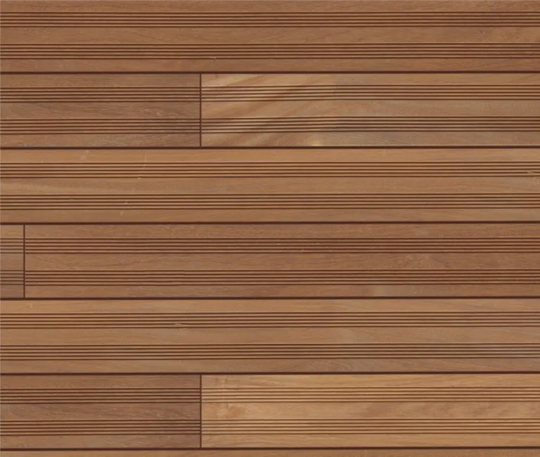 Braune Terrassendielen aus Hartholz, die im Außenbereich horizontal in einem regelmäßigen geometrischen Muster angeordnet sind.
