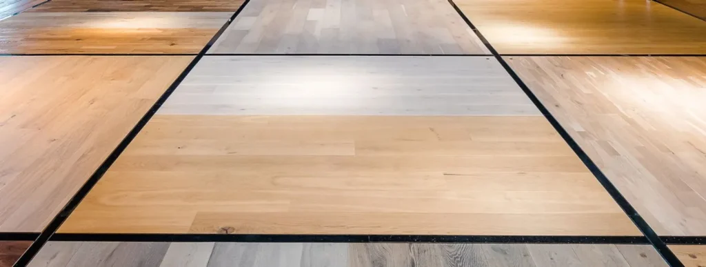 Breite Holzfußböden mit natürlicher Oberfläche in einem hellen.