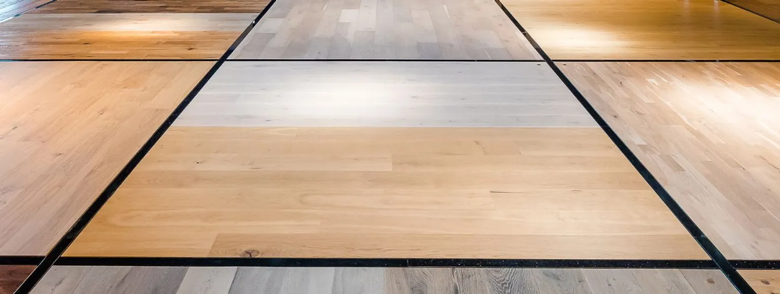 Breite Holzfußböden mit natürlicher Oberfläche in einem hellen, modernen Innenraum.