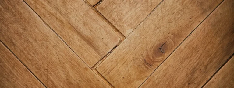 Detailansicht von gereinigtem Fischgrätenparkett mit natürlichen Holztönen