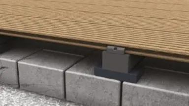 Detailansicht des grauen WPC-Terrassenbelags mit sichtbarer Unterkonstruktion und Stützfüßen.
