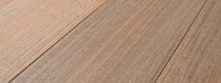 Detailansicht von koextrudierten Terrassendielen mit Holzmaserung.