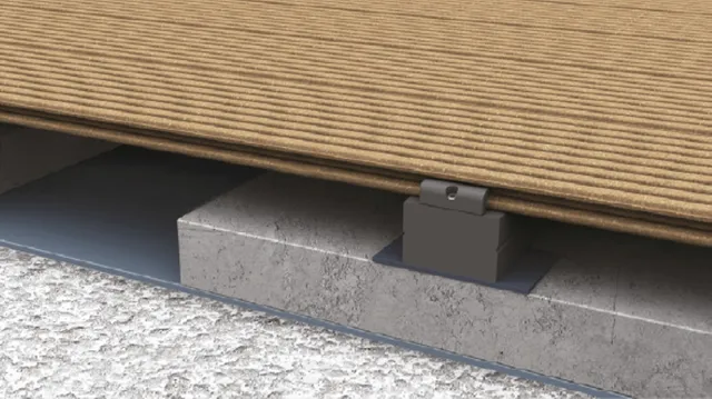 Detailaufnahme der braunen WPC-Terrassendiele auf grauem Beton, Metallklammer und Unterkonstruktion sichtbar.