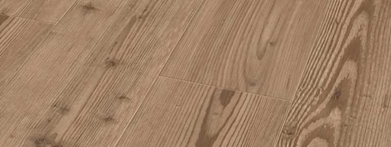 Detailaufnahme eines hellbraunen Laminatbodens mit Holzmaserung.