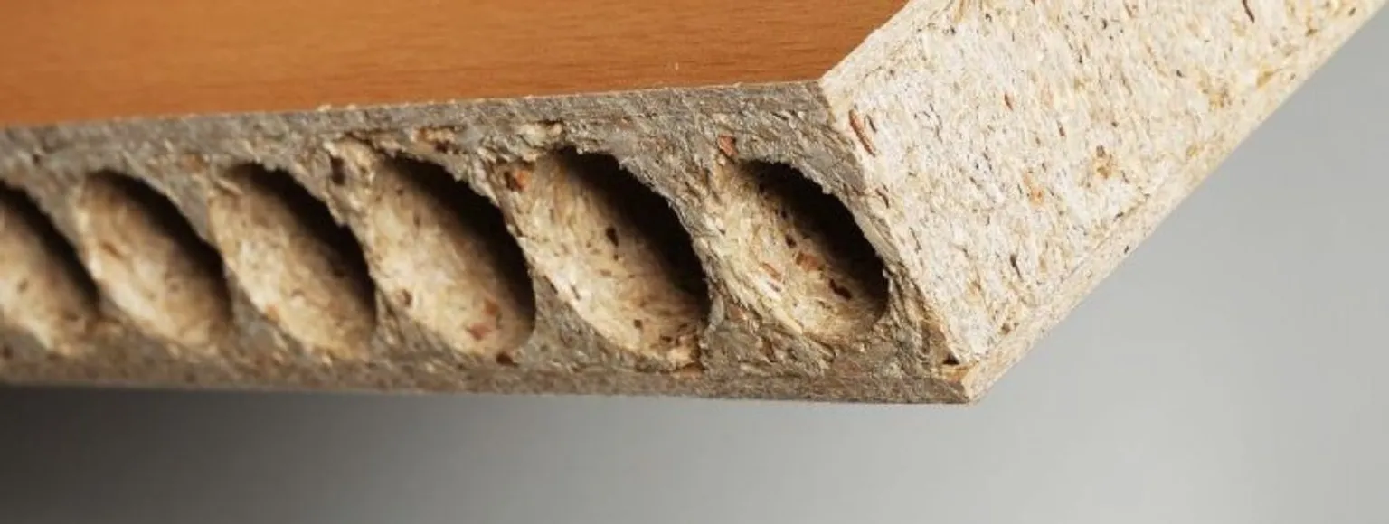 Detaillierte Nahaufnahme des Querschnitts einer Hohlkernplatte mit sichtbaren Mittellagen.