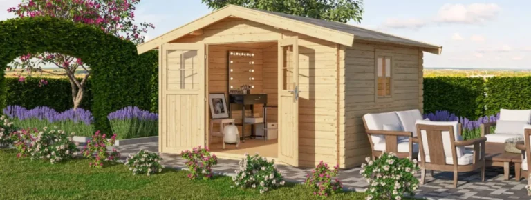 Ein Gartenhaus aus Holz mit Terrassenstühlen bunt blühenden Blumen.