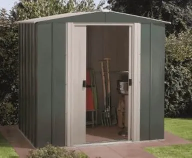 Ein Gartenhaus aus Metall mit offenen Türen, das auf einem soliden Betonfundament im Freien steht.