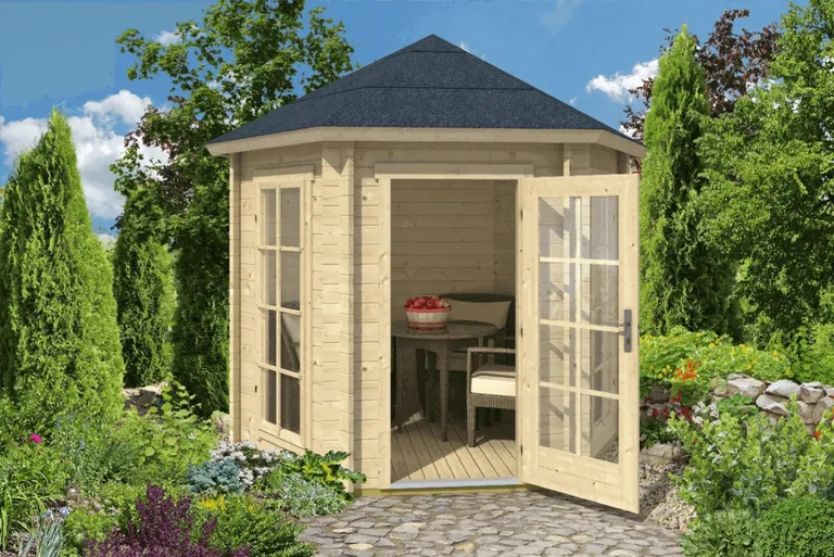 Ein Holzpavillon mit offenen Türen, inmitten von Grünpflanzen und einem steinernen Gartenweg.
