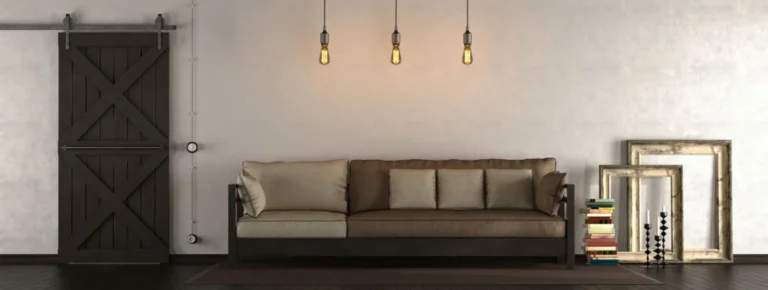 Ein modernes Wohnzimmer mit grauem Sofa, Pendelleuchten.