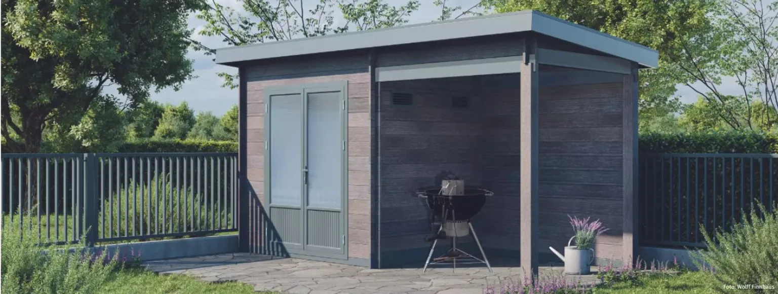 Ein modernes WPC-Gartenhaus mit einer überdachten Terrasse, einem Außengrill und Grünpflanzen im Topf.