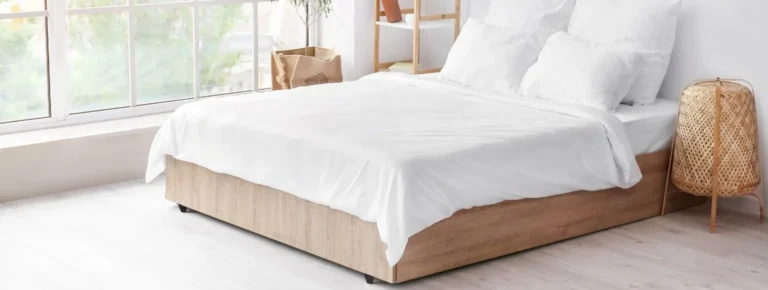 Schlafzimmer mit weißem Bett, hellen Wänden und PVC freiem Vinylboden