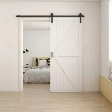 Eine teilweise geöffnete weiße Schiebetür gibt den Blick frei auf ein modernes Schlafzimmer in neutralen Tönen.