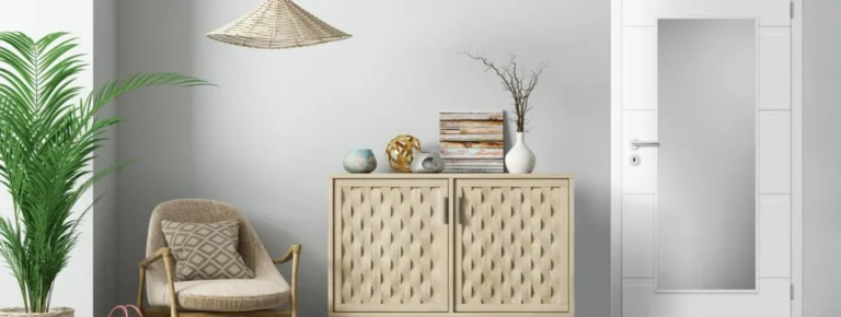 Eingangsbereich in neutralen Farben mit Korbsessel, hellem Holzschrank.