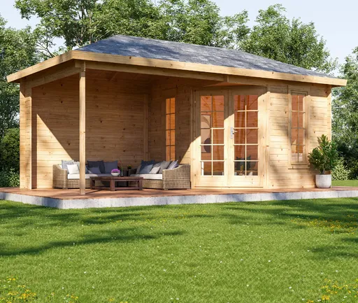 Gartenhaus mit Veranda, Sitzgruppe und grünem Rasen an einem sonnigen Tag.
