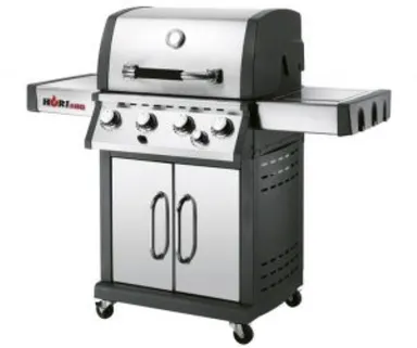 Gasgrill aus rostfreiem Stahl auf einer Terrasse mit Fliesenboden und Außendekoration.
