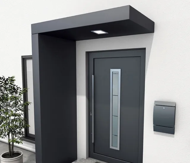 Graue moderne Haustür in einer Hausfassade mit einfachem Design und neutralen Tönen.