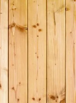 Helle Weichholz-Terrassendielen mit Ästen und Holzmaserung, im Freien auf einer Terrasse.