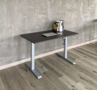 Heller Schreibtisch mit Laptop, Büchern und Lampe in modernem Arbeitszimmer-Umfeld.