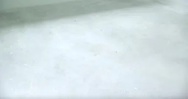 Hellgrauer Betonboden mit glatter Oberfläche, geeignet für Laminat oder Fußbodenheizung.