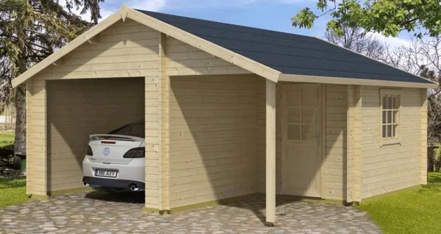 Holzgarage mit einem weißen Auto, einer Seitentür und Fenster auf einer Hofeinfahrt.
