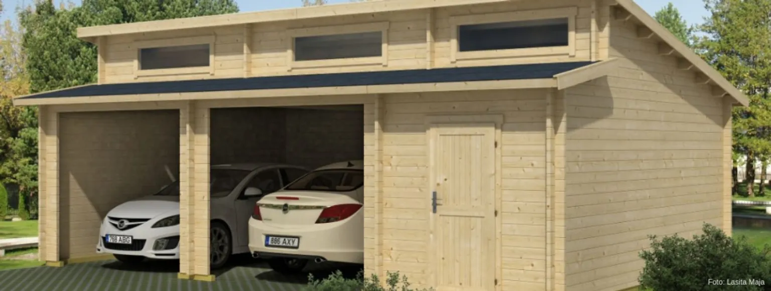 Holzgarage mit zwei darin geparkten weißen Autos und einer sichtbaren Seiteneingangstür.