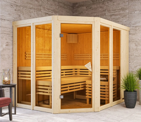 Holzsauna mit Glaswänden, sichtbarem Sitzbereich und heller Innenausstattung.