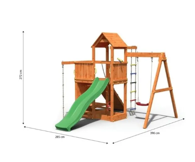 Holzspielgerät mit Rutsche, Schaukel, Kletterwand und Größenangaben auf einer Wiese.