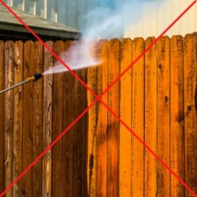 Holzzaun wird mit Hochdruckreiniger gesäubert, ein rotes X deutet Reinigung abgelehnt an.