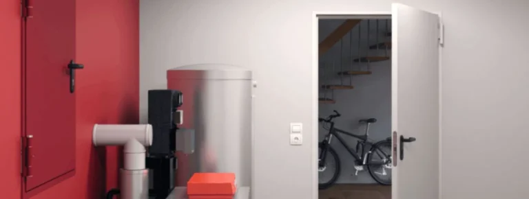 In einem Raum mit hellen Wänden stehen ein Fahrrad.