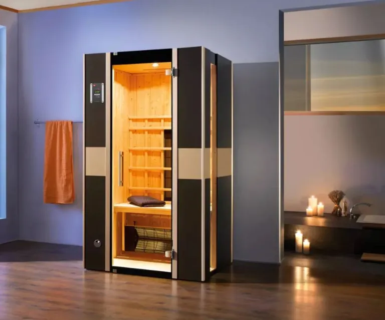 Infrarotkabine mit geöffneter Tür, Holzverkleidung und dezenter Spa Einrichtung.