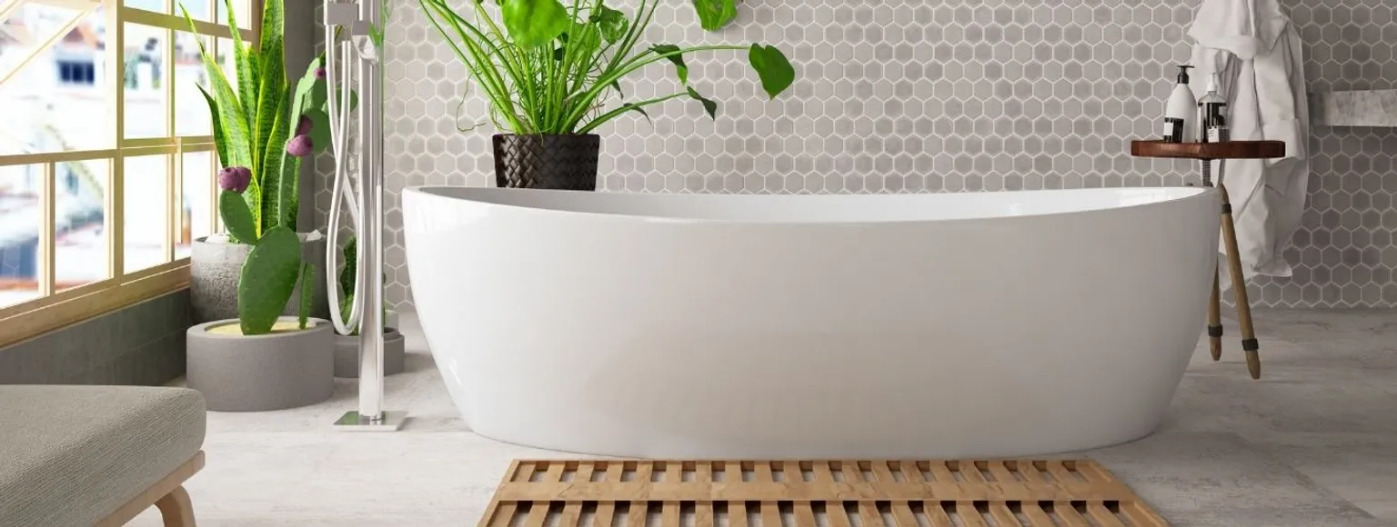 Interieur des Badezimmers mit weißer Badewanne, Grünpflanzen und hellem Vinylboden in Holzoptik.