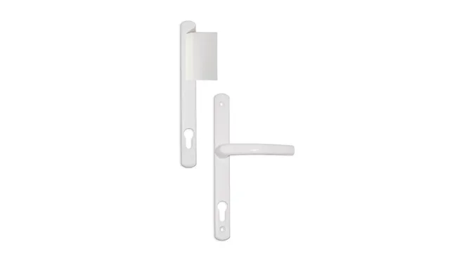 Mehrere weiße Türgriffe auf neutralem Hintergrund, die sich auf Design und Material konzentrieren.