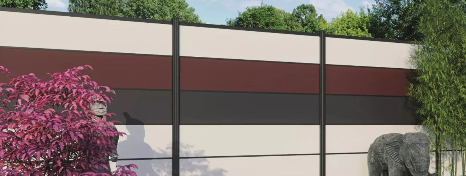 Moderner horizontaler HPL-Zaun im Garten, mit rotem Busch, Elefantenstatue und Bäumen dahinter.