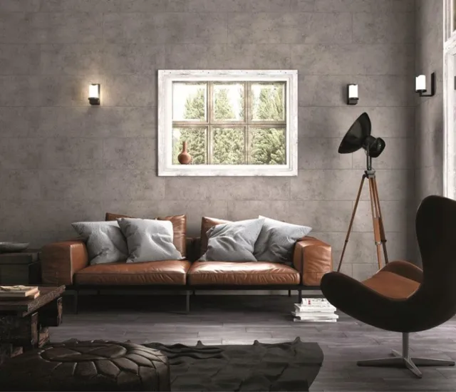 Modernes Wohnzimmer mit braunem Ledersofa, grauen Wänden und dekorativer Wandgestaltung.