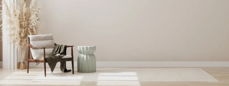 Modernes Wohnzimmer mit Sessel, Vinylboden, Beistelltisch und Pampasgras
