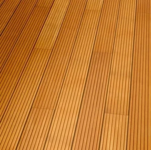 Nahaufnahme von braunen Terrassendielen mit schmalen Rillen und sichtbarer Holzmaserung.