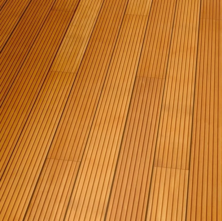 Nahaufnahme von braunen Terrassendielen mit schmalen Rillen und sichtbarer Holzmaserung.
