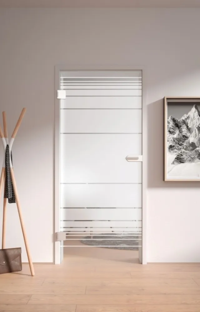 Schiebetür mit horizontalen Streifen aus Milchglas in einem hellen, minimalistischen Wohnbereich.
