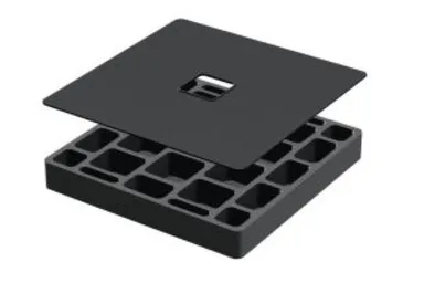 Schwarzes WPC-Terrassen-Organisationstablett und separater Deckel, jeweils mit quadratischen Ausschnitten.
