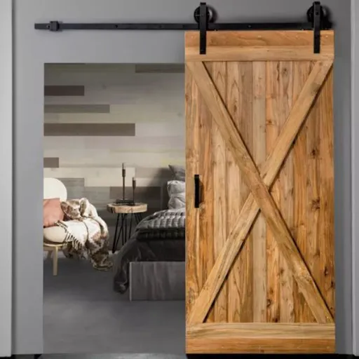 Teilweise geöffnete Holzschiebetür zum hellen Schlafzimmer mit Bett und neutralem Dekor.