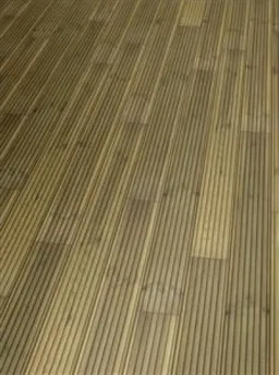 Terrassendielen aus hellem Nadelholz mit schmalen, parallelen Rillen im Außenbereich.