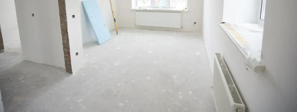 Unfertiger Innenraum mit weißen Wänden und Boden für Bodenbeläge