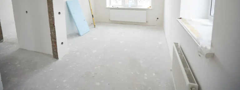 Unfertiger Innenraum mit weißen Wänden und Boden für Bodenbeläge