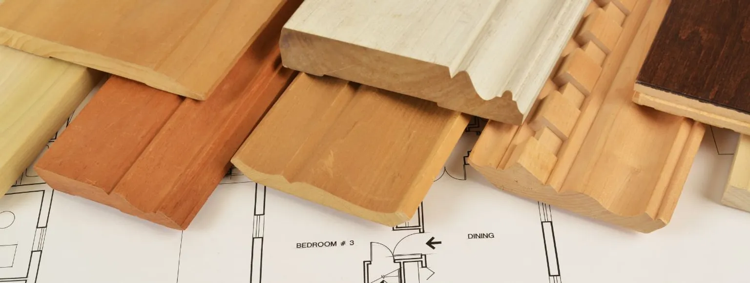 Verschiedene Arten von Sockelleisten auf architektonischen Grundrissen, neutraler Hintergrund.